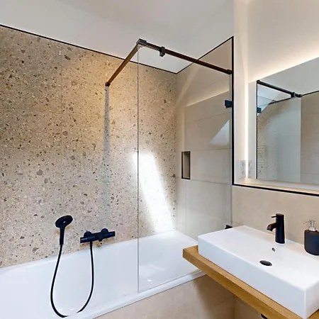 11 No 8a Boardinghouse