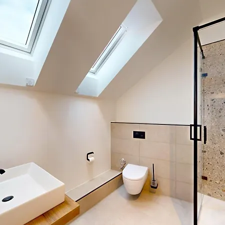 11 No 8a Boardinghouse Apartment *