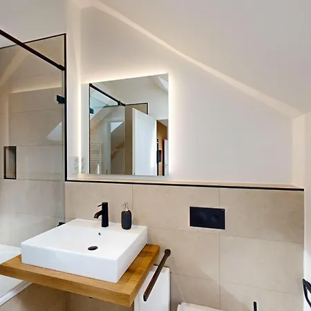 11 No 8a Boardinghouse