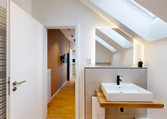 11 No 8a Boardinghouse *